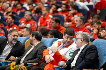  پیرحسین کولیوند، رئیس جمعیت هلال احمر و محمد صادق معتمدیان، استاندار تهران در مراسم تجلیل از امدادگران جنگ رمضان