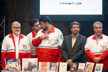  پیرحسین کولیوند، رئیس جمعیت هلال احمر و محمد صادق معتمدیان، استاندار تهران در مراسم تجلیل از امدادگران جنگ رمضان