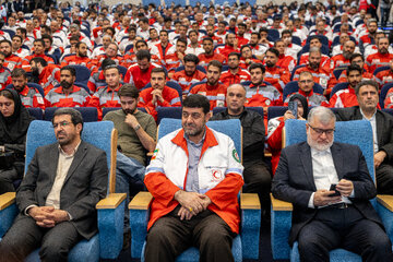  پیرحسین کولیوند، رئیس جمعیت هلال احمر و محمد صادق معتمدیان، استاندار تهران در مراسم تجلیل از امدادگران جنگ رمضان