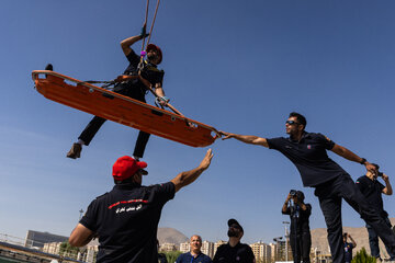 مانور سیل در دریاچه چیتگر تهران