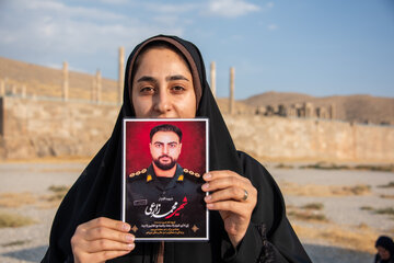 همسر شهید جنگ امریکا در تجمع مردمی در تخت جمشید در پاسخ به اظهارات سخیف دولت آمریکا -شیراز