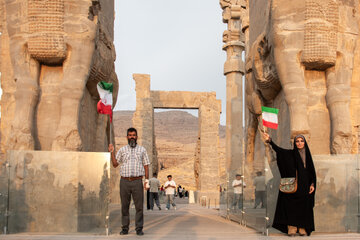 تجمع مردمی در تخت جمشید در پاسخ به اظهارات سخیف دولت آمریکا -شیراز