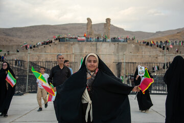 تجمع مردمی در تخت جمشید در پاسخ به اظهارات سخیف دولت آمریکا -شیراز