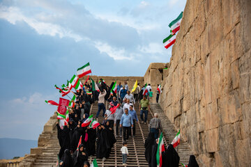 تجمع مردمی در تخت جمشید در پاسخ به اظهارات سخیف دولت آمریکا -شیراز
