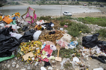 زباله های اطراف بستر رودخانه تجن در روستای تنگه لته ساری