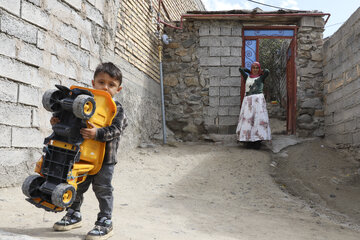 یک زن روستای افیل از توابع بخش فندقلوی اهر اغلب برای توازن میان کار و مهر مادری، از فرزندان نیز به نحوی نگهداری می کنند