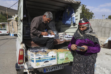 بیشتر خریدها و مایحتاج زندگی توسط زنان عشایری و روستایی از فروشنده دوره گرد(به زبان محلی چرچی)انجام می شود، که اینجا در روستای افیل یک مادر در حال خرید جوراب برای فرزندش از دوره گرد است
