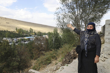 زن روستایی اهر که با لباس سنتی، بخشی از  طبیعت و مناظر زیبای روستای خود را نشان می دهد