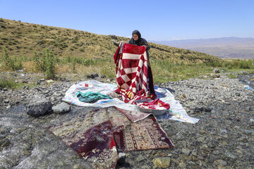 عدم وجود آب لوله‌کشی در مناطق عشایری شهرستان اهر، زنان عشایر برای انجام امور روزمره از جمله شستشوی لباس و ظروف، رسیدگی به احشام و... از چشمه‌ها و رودخانه‌های اطراف استفاده می کنند