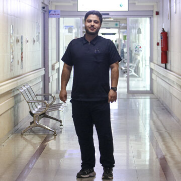 من محمد حسینی، کارشناس رادیولوژی بیمارستان سیدالشهدا نیروی دریایی بندرعباس هستم. روزهای جنگ، با وجود بمباران و لرزش ساختمان از موج انفجار، به تصویربرداری و رسیدگی به مجروحان ادامه دادیم. یک‌بار هنگام سی‌تی‌اسکن مجروحی با خونریزی شدید، صدای انفجار و گریه همسرش را می‌شنیدیم. اگر دوباره جنگ شود، می‌مانم و خدمت می‌کنم؛ اما انتظار دارم به معیشت و حقوق کادر درمان و نیروهای نظامی که در بحران‌ها پای کارند، بیشتر رسیدگی شود.