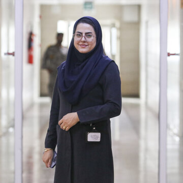 من شیوا کریمی، سوپروایزر آموزش سیدالشهدا نیروی دریایی بندرعباس هستم. روز اول جنگ، با وجود انفجارهای نزدیک، به خدمت ادامه دادیم. تجربه حادثه اسکله شهید رجایی ما را برای بحران آماده‌تر کرده بود. با وجود نگرانی خانواده‌ها و سختی‌های شغل پرستاری، احساس مسئولیت در برابر مردم اجازه نمی‌داد بیمارستان را ترک کنیم. حتی همکاران بازنشسته نیز آمدند تا در آن روزهای سخت، هیچ‌کس را تنها نگذاریم.