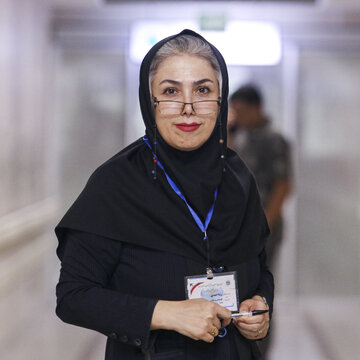 من زیبا احمدی، پرستار بخش مراقبت‌های ویژه بیمارستان سیدالشهدا نیروی دریایی بندرعباس هستم. روز اول جنگ، با وجود انفجارها، به کارمان ادامه دادیم و حتی عید نیز کنار بیماران ماندیم. خانواده‌ام نگران بودند، اما وجدان کاری، عشق به وطن و احساس مسئولیت اجازه نمی‌داد بیماران را تنها بگذاریم. تلاش می‌کردم به همکاران جوان‌تر هم روحیه بدهم. امیدوارم هیچ‌وقت دوباره شاهد جنگ و چنین روزهای سختی نباشیم.