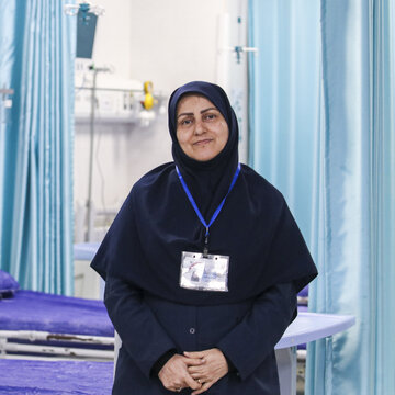 من بی‌بی‌زهرا حسینی‌زاده، پرستار بیمارستان سیدالشهدای نیرو دریایی بندرعباس و در آستانه بیست‌وهفتمین سال خدمتم هستم. روزهای جنگ، مرخصی‌ام را لغو کردم و به بیمارستان برگشتم؛ با وجود نگرانی خانواده، نمی‌توانستم میدان خدمت را خالی کنم. خدمت به هم‌وطنان را افتخار می‌دانم. خواسته‌ام رسیدگی به حقوق و معیشت پرستاران و اجرای قانون سختی کار است تا بتوانیم در کنار خدمت، به خانواده و والدین سالمندمان نیز برسیم.