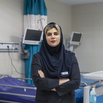 من روژین صمیمی‌فر، ۳۳ ساله و سوپروایزر بالین بیمارستان سردار سلیمانی کرج هستم. در روزهای جنگ، صدای انفجارها در خانه مضطربم می‌کرد، اما در بیمارستان نگرانی‌ام چند برابر بود؛ چون احساس مسئولیت در برابر بیماران داشتم. از تکرار ورود مجروحان بیش از ظرفیت اورژانس، انتقال بیماران در شرایط بحرانی، قطع برق و از کار افتادن دستگاه‌های حیاتی می‌ترسیدم.