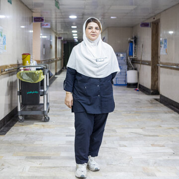 من مهتاب رضایی، از بخش اطفال بیمارستان بقایی اهواز هستم. کودکان از صدای انفجارها چنان ترسیده بودند که حتی نمی‌توانستند درست صحبت کنند. با وجود نگرانی و کمبود امکانات، به بیمارستان برگشتیم تا درمان، به‌ویژه شیمی‌درمانی بچه‌ها، متوقف نشود. هنگام انتقال به بیمارستان شفا، همه از پرستاران تا خانواده‌ها برای جابه‌جایی وسایل کمک کردند و تمام عید در شرایط دشوار کنار کودکان ماندیم. انتظار داشتیم دست‌کم زحماتمان دیده شود؛ ما ماندیم تا چراغ درمان بچه‌ها خاموش نشود.
