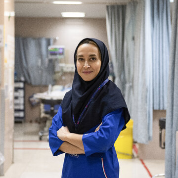 من شادی مقدم، سرپرستار ICU مغز و اعصاب بیمارستان شهید رجایی شیراز با ۲۳ سال سابقه کار هستم. در جنگ اخیر، یکی از نیروهای پدافند نیروی هوایی که از بوشهر منتقل شده بود، به‌دلیل جراحات شدید دست، ناچار به قطع عضو شد. دیدن این حادثه برای من و همکارانم بسیار دردناک بود؛ او برای دفاع از کشور و امنیت مردم خدمت می‌کرد. مواجهه با چنین صحنه‌هایی، در کنار فشار کاری، بار روانی سنگینی بر کادر درمان می‌گذارد و اثری ماندگار بر روح آنان دارد.