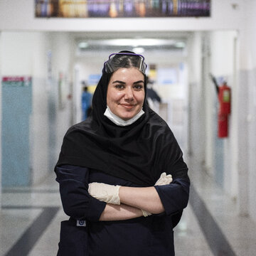 من زهرا میرزایی، کارشناس بیهوشی و احیا با ۷ سال سابقه در بیمارستان شهید رجایی شیراز هستم. در دوران جنگ، با وجود استرس، نگرانی برای خانواده و شرایط دشوار، به خدمت‌رسانی ادامه دادیم. فشار کاری و مسئولیت‌هایمان دوچندان شده بود، اما وظیفه خود می‌دانستیم کنار هم‌وطنانمان بمانیم و تمام توانمان را برای نجات جان بیماران و مجروحان به کار بگیریم.