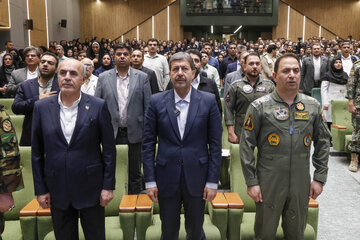 از راست امیر سرتیپ خلبان ولی رحمانی، فرمانده قرارگاه محرومیت‌زدایی  ارتش جمهوری اسلامی ایران و مهدی جمالی‌نژاد، استاندار اصفهان