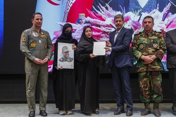 آیین تجلیل از خانواده شهدا در آیین افتتاح و بهره‌برداری از پروژه‌های مرکز آموزشی درمانی الزهرا(س) - اصفهان