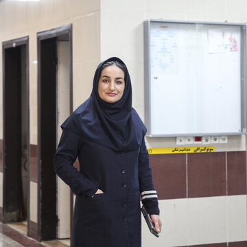 من امینه محمدی. سوپروایزر بالینی بیمارستان کیش هستم.
دوران جنگ برای من روزهایی سرشار از استرس و نگرانی بود. وقتی بسیاری از مسافران و ساکنان از جزیره خارج شدند، من به‌دلیل مسئولیت حرفه‌ای و برای ادامه روند درمان بیماران، در کیش ماندم.

ماندن در شرایطی که اضطراب و نگرانی از آینده وجود داشت، آسان نبود؛ اما نمی‌توانستم بیمارانی را که به مراقبت و درمان نیاز داشتند، فراموش کنم. برای من، ادامه خدمت در آن روزهای دشوار، بخشی از تعهدی بود که در برابر بیمارانم داشتم