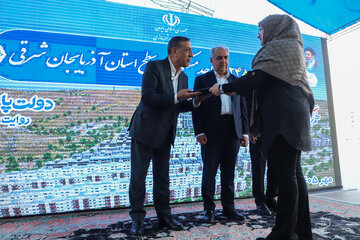 تقدیر از خانواده دانشمند شهید حسین ذکی در آیین افتتاح ۱۱۲۴۸واحد مسکونی در سطح استان آذربایجان شرقی