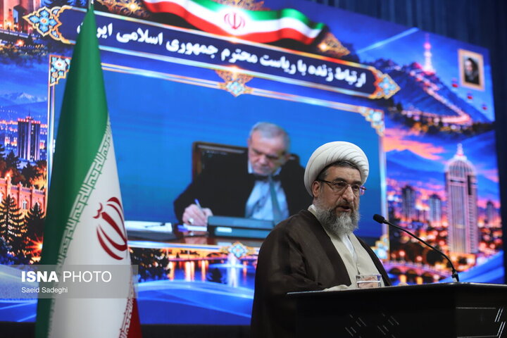 امام جمعه تبریز خواستار ترمیم حقوق کارکنان  شد