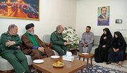 سرپرست وزارت دفاع با خانواده شهید فولادوند دیدار کرد