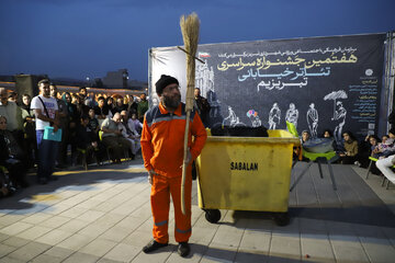 نمایش یک و هفت دقیقه 
نویسنده: محمدرضا جعفری 
کارگردان:میلاد حسن زاده