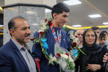 حضور پدر و مادر آرین سلیمی در فرودگاه اشرفی اصفهانی برای استقبال از پسر طلایی ایران