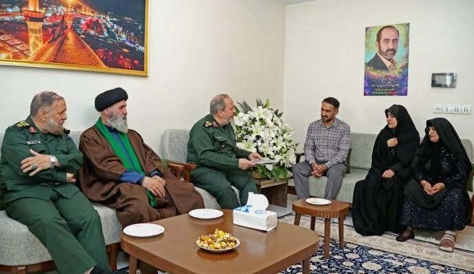 سرپرست وزارت دفاع با خانواده شهید فولادوند دیدار کرد