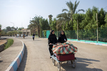 والدین دانشجویان آن‌ها را تا خوابگاه همراهی کرده‌اند.