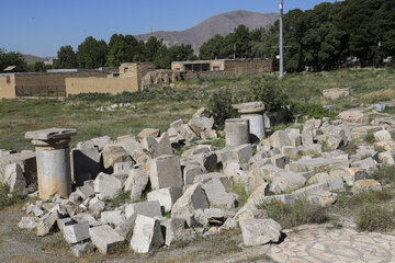 همچنین برخی نیز این بنا را یک پرستشگاه دانسته‌اند و گفته‌اند که معبدی برای پرستش آناهیتا فرشته و نگهبان آب و فراوانی و زیبایی و باروری بوده که در نزد ایرانیان دارای مقام بلند و ارجمندی بوده‌ است.