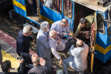 جانبازان ضایعه نخاعی با تلاش پرسنل راه آهن شمال یک وارد درزین میشوند تا از پل تاریخی ورسک بازدید به عمل آورند.