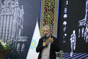 سخنرانی مهران رجبی، بازیگر سینما و تلویزیون و عضو هیأت داوران جشنواره در اختتامیه هفتمین جشنواره سراسری نمایش‌های خیابانی «تبریزیم»