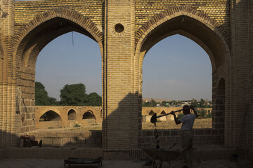 در حاشیه پل تاریخی «شادُروان»، خانه‌هایی با معماری سنتی بنا شده بود که در گذر زمان تخریب شدند. اکنون عملیات بازسازی این بناها در حال انجام است تا بخشی از بافت تاریخی پیرامون پل احیا شود.