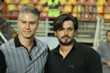 از سمت راست سعید دقیقی سرمربی تیم نساجی مازندران و حمید مطهری سرمربی تیم فولاد خوزستان