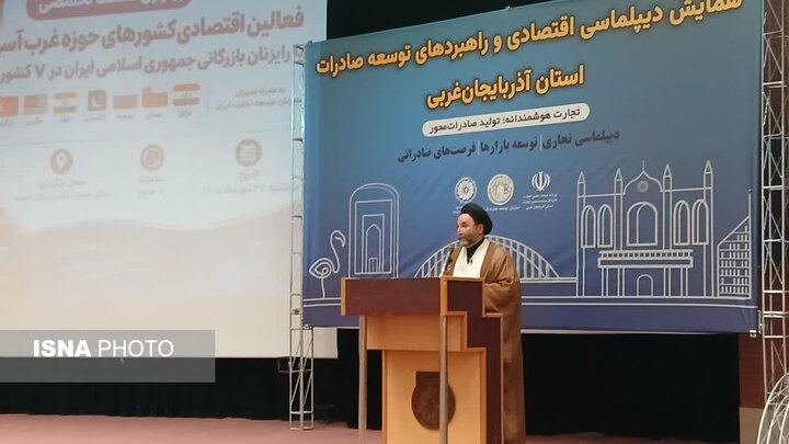 نماینده ارومیه: صادرکنندگان با روش‌های نوین تجارت آشنا شوند