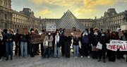 معترضان: بزرگ‌ترین موزه جهان را مسدود کرده‌ایم