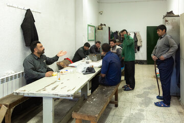 زمان استراحت کارکنان در یکی از بخش‌های رفاهی کارخانه جمکو.