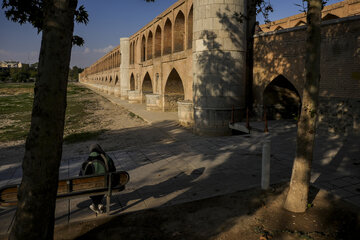 این پل یکی از شاهکارهای معماری و پلسازی ایران محسوب میشود که در قسمت جنوب چهارباغ عباسی و میدان انقلاب اصفهان قرار دارد و از زیبایی و عظمت منحصر به فردی برخودار است.