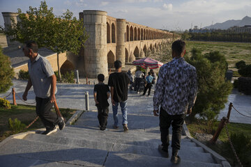 در سفرنامه‌های سَیّاحان اروپایی آن دوران، به برگزاری این جشن اشاره‌هایی شده است. در این جشن که در ۱۳ تیرماه هر سال برگزار می‌شد مردم با پاشیدن آب و گلاب روی یک‌دیگر در این مراسم شرکت می‌کرده‌اند.