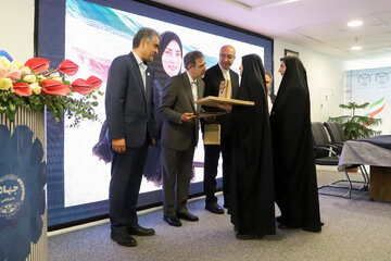 تجلیل از خانواده شهید کهریزی در پنجاه و سومین گردهمایی سراسری معاونان آموزشی جهاد دانشگاهی - کرمانشاه