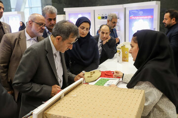 بازدید دکتر علی منتظری ریاست جهاددانشگاهی از نمایشگاه توانمندی‌های سازمان جهاددانشگاهی استان کرمانشاه در پنجاه و سومین گردهمایی سراسری معاونان آموزشی جهاد دانشگاهی - کرمانشاه
