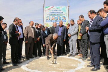 آغاز عملیات اجرایی احداث مدرسه متوسطه اول شهرک سید احمد خمینی در اسد آباد با حضور دکتر کاظمی وزیر آموزش و پرورش 