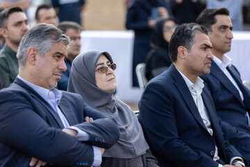حضور سخنگوی دولت در آیین افتتاح نیروگاه خورشیدی ۶ مگاواتی در سفر به اراک