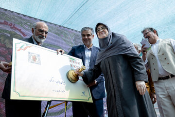 رونمایی از تمبر سیزدهمین جشنواره انگور هزاوه