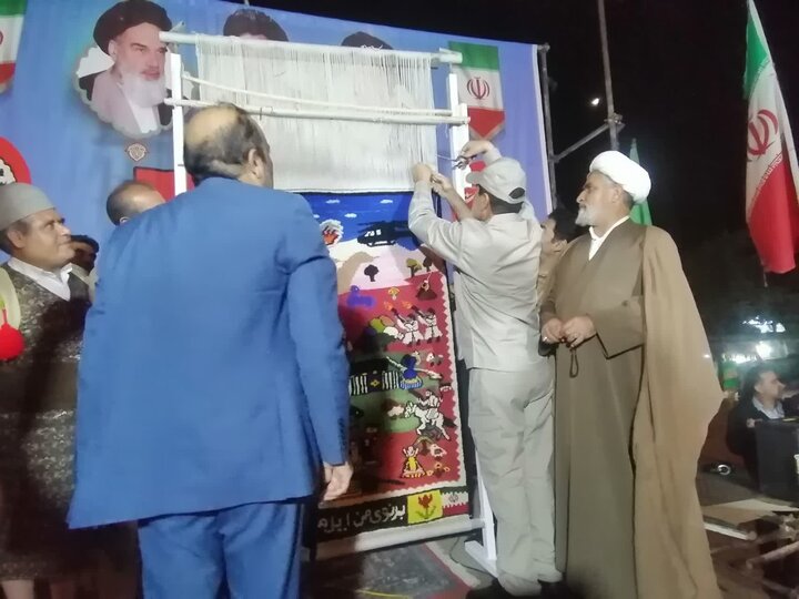 گلیمفرش حماسه برنوها در تجمعات شبانه یاسوج رونمایی شد