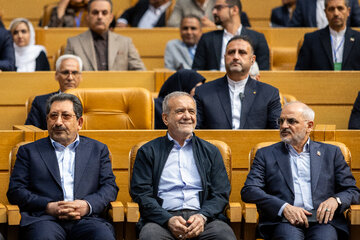 مسعود پزشکیان، رییس جمهور و سید محمد اتابک  وزیر صنعت، معدن و تجارت در مراسم سی‌امین دوره آیین روز ملی صادرات