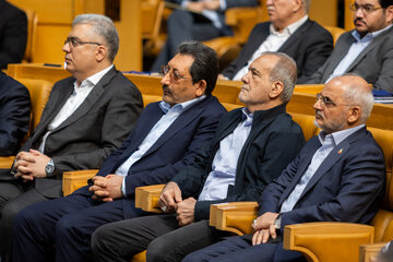 مراسم مسعود پزشکیان، رییس جمهور و سید محمد اتابک  وزیر صنعت، معدن و تجارت در مراسم سی‌امین دوره آیین روز ملی صادرات دوره آیین روز ملی صادرات