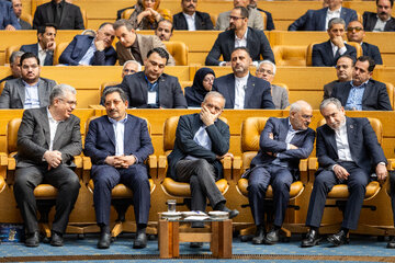 مسعود پزشکیان، رییس جمهور، عباس عراقچی، وزیر امور خارجه و سید محمد اتابک  وزیر صنعت، معدن و تجارت در مراسم سی‌امین دوره آیین روز ملی صادرات